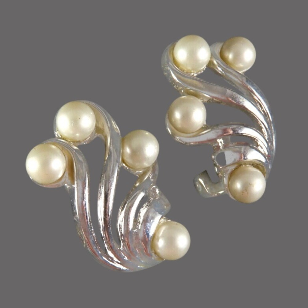 VINTAGE Crown Trifari Clip-On Earrings SILVER WAVE FAN Cream Faux Pearls FANCY!